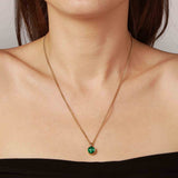 Modell som bär Ette halsband gold/green