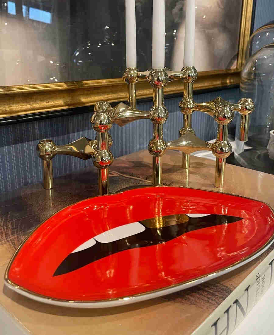 Miljöbild på Lips fat förgylld från Jonathan Adler