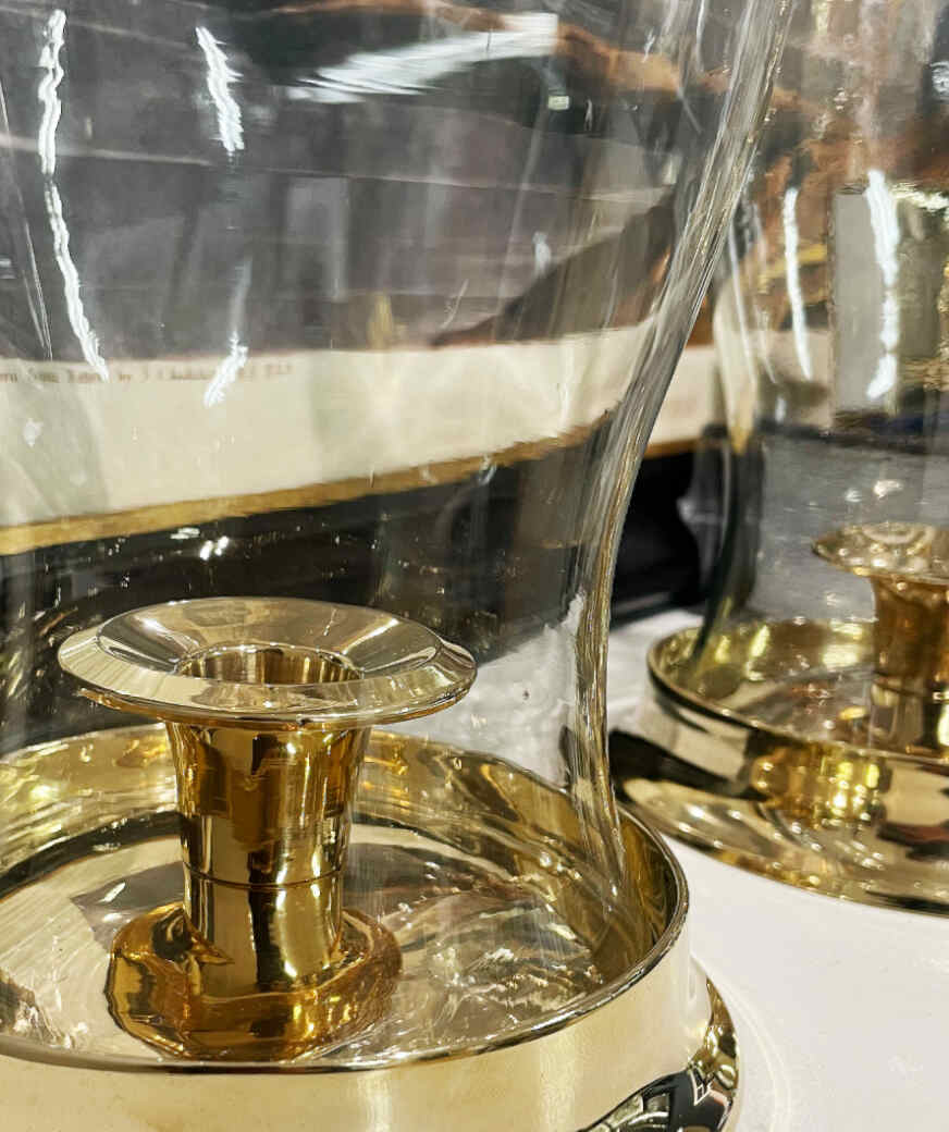 Närbild på en vacker stormlykta i mässing och glas som passar att använda utomhus