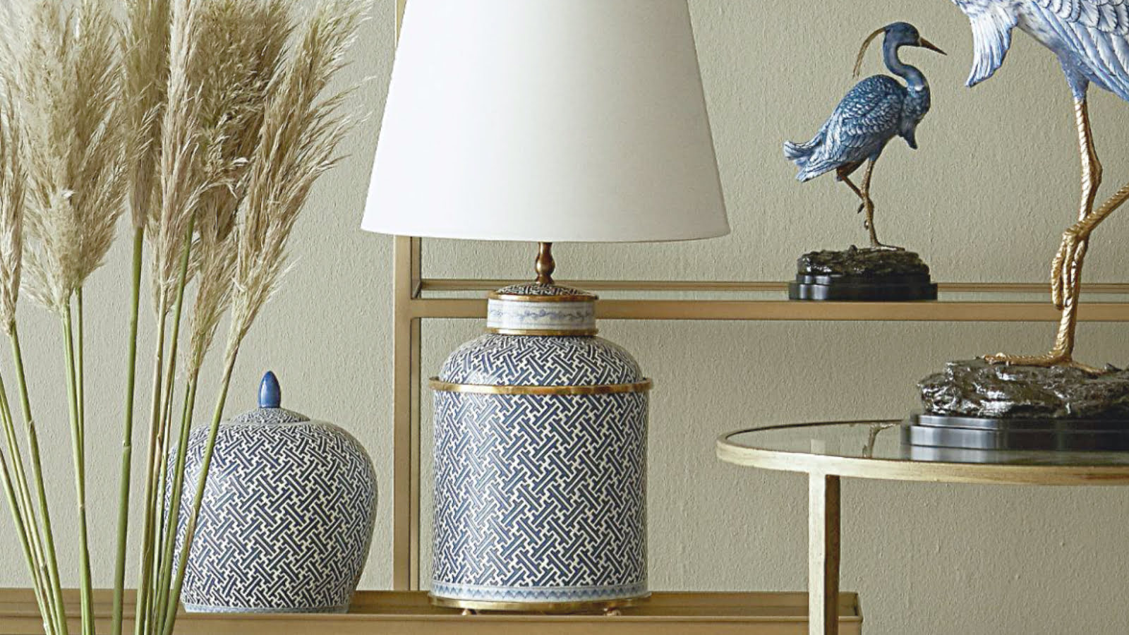 Blå bordslampa i porslin med vit lampskärm