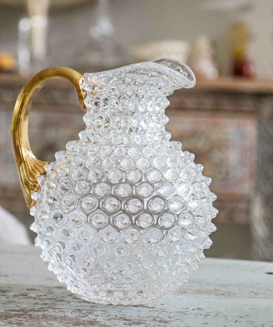 Miljöbild på Paris Hobnail karaff crystal/guld 2 liter