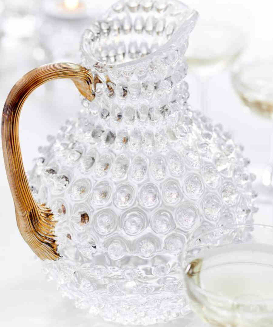 Närbild på Paris Hobnail karaff crystal/guld 2 liter