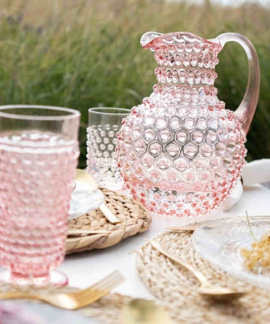 Miljöbild på Paris Hobnail karaff rosa 2 liter