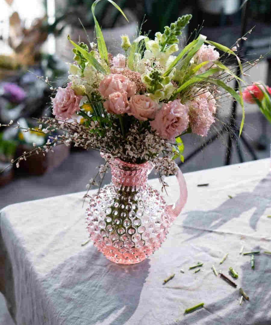 Bukett med Paris Hobnail karaff rosa 2 liter