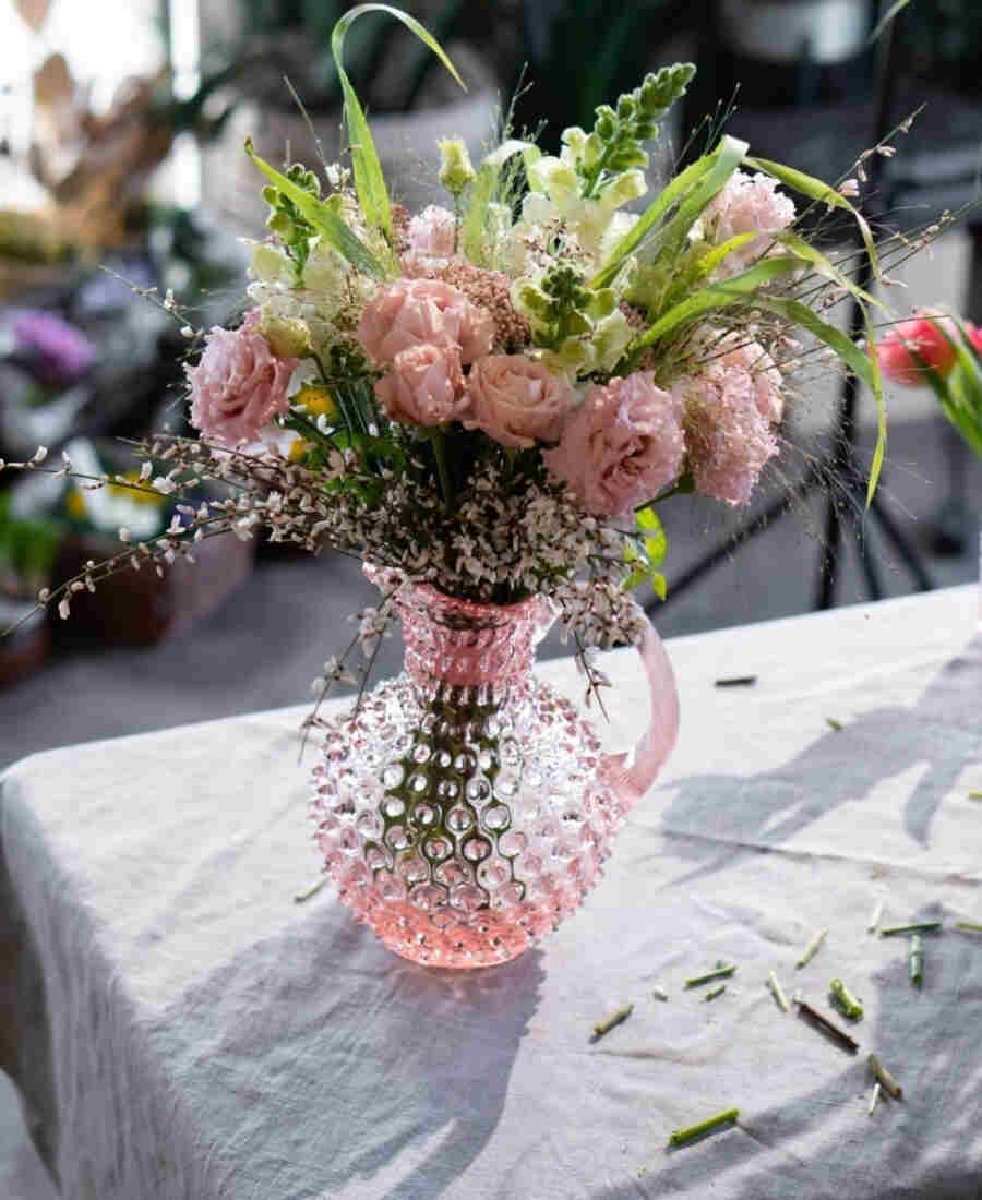 Bukett med Paris Hobnail karaff rosa 2 liter