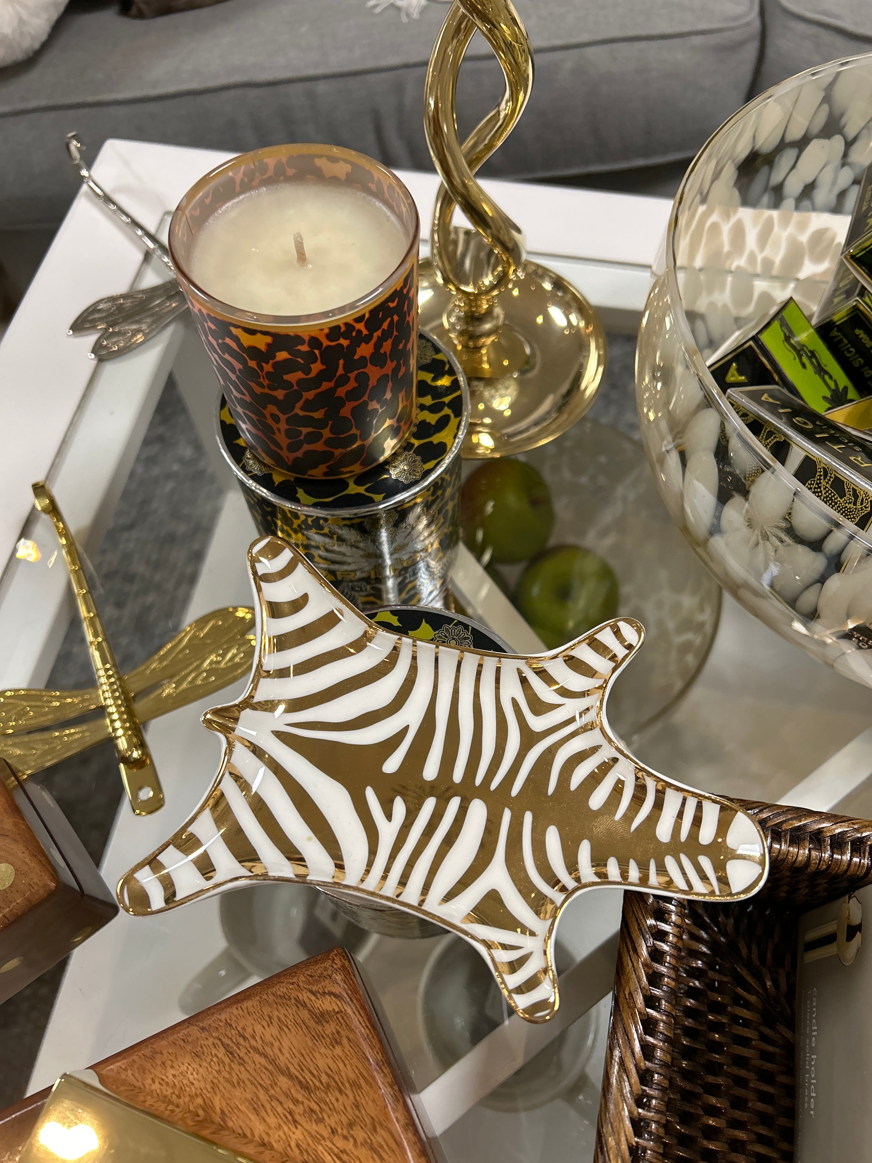 Zebra fat förgylld miljöbild 1